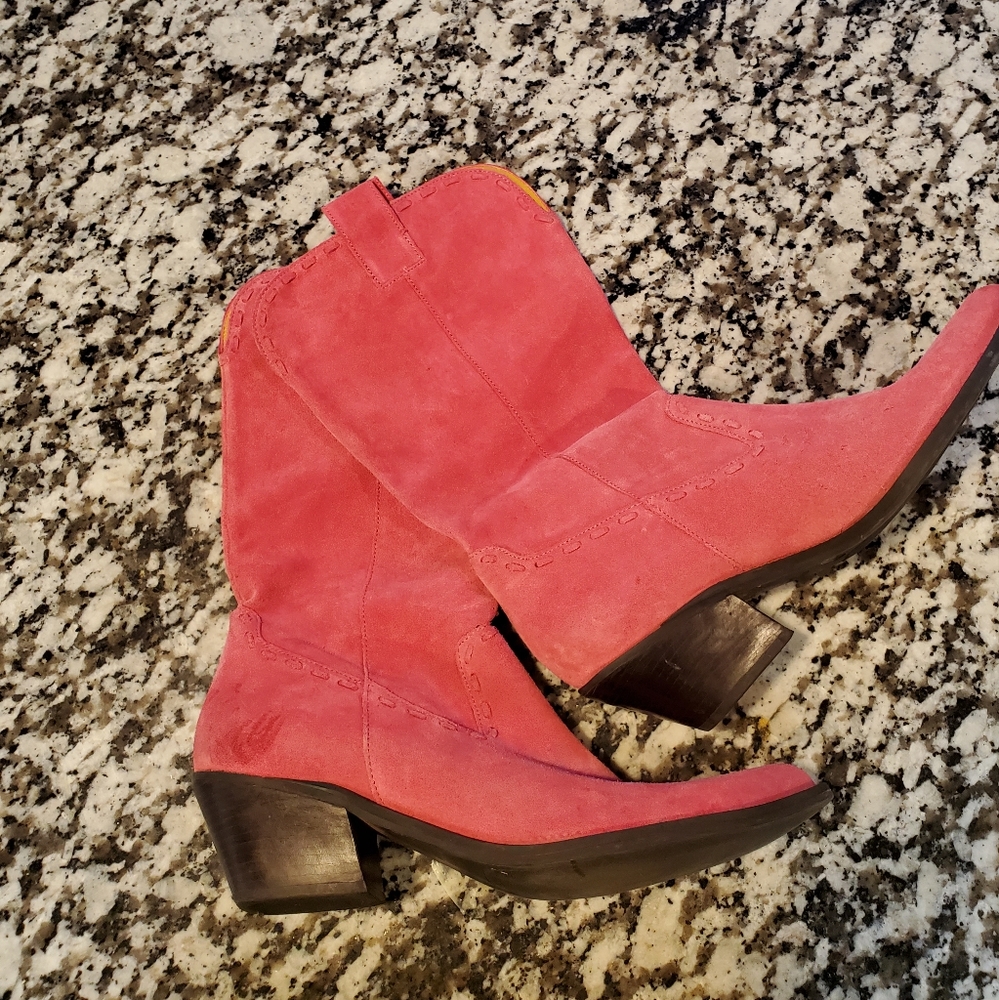 Pink suedue cowgirl boots